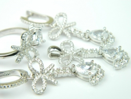 Set bijuterii argint rodiat, aspect aur alb, patru piese, perle si zirconii multicolore
